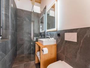 La salle de bains est pourvue d'un lavabo et de toilettes. dans l'établissement Romantik Mountain Chalet, à Turracher Höhe