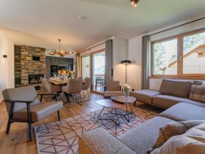 salon z kanapą i stołem w obiekcie Romantik Mountain Chalet w mieście Turracher Hohe