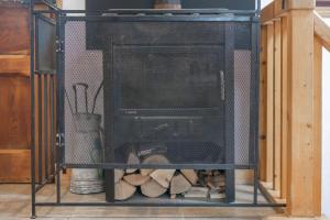 einem Käfig voller Holzscheite in einem Raum in der Unterkunft Saint Antoine furnished chalet in Les Houches