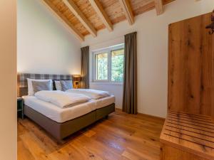 - une chambre avec un lit et une fenêtre dans l'établissement Romantik Mountain Chalet, à Turracher Höhe