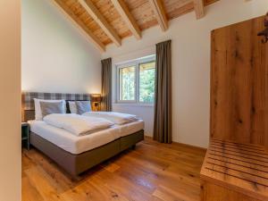 sypialnia z łóżkiem i oknem w obiekcie Romantik Mountain Chalet w mieście Turracher Hohe