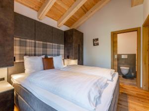 Łóżko lub łóżka w pokoju w obiekcie Wanderlust Mountain Chalet