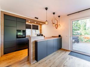 Kuchnia lub aneks kuchenny w obiekcie Wanderlust Mountain Chalet