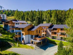 widok z góry na dom w obiekcie Wanderlust Mountain Chalet w mieście Turracher Hohe