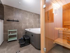 La salle de bains est pourvue d'un lavabo et de toilettes. dans l'établissement Wanderlust Mountain Chalet, à Turracher Höhe