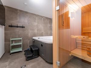 łazienka z umywalką i toaletą w obiekcie Wanderlust Mountain Chalet w mieście Turracher Hohe +37 zdjęć