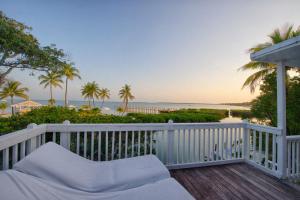 porche blanco con vistas al océano en Casa Morada, en Islamorada