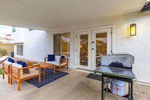 un patio avec une table, des chaises et un grill dans l'établissement 5BR Citrus Family Estate-Sleeps 13-Free Htd Pool-Gameroom, à Mesa