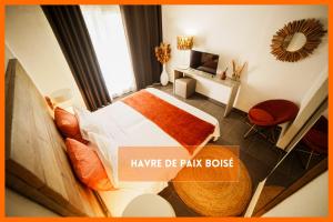 Dormitorio con cama, escritorio y TV en Havre de paix boisé à St François en Saint-François