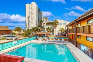 - une piscine au milieu d'un bâtiment dans l'établissement Polynesian Village - Unit 222, à Panama City Beach