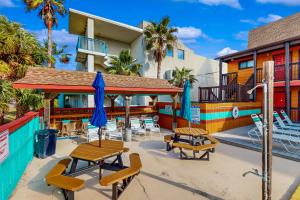 d'une terrasse avec des chaises et des parasols. dans l'établissement Polynesian Village - Unit 222, à Panama City Beach