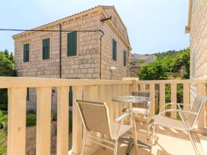 d'un balcon avec des chaises et une table. dans l'établissement Apartments by the sea Korcula - 21883, à Korčula