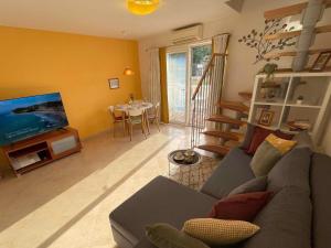 - un salon avec un canapé et une télévision dans l'établissement Apartments by the sea Korcula - 21883, à Korčula