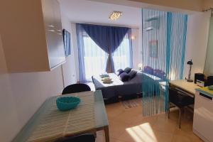 Cette chambre comprend un lit, une table et une cuisine. dans l'établissement Apartments by the sea Korcula - 21883, à Korčula