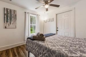 a bedroom with a bed and a ceiling fan at Cozy 3br downtown red door house in Jeffersonville