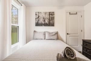 Postel nebo postele na pokoji v ubytování Urban Explorer Pad - 3BR - Backyard -Parking + 10 fotografií