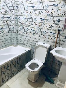 een badkamer met een toilet, een bad en een wastafel bij Chalets and apartments Al-Nawras Village Ismailia in Ismailia