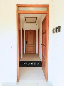 pusty korytarz z drzwiami w budynku w obiekcie Golubina 2 - Studio Apartman w mieście Golubac