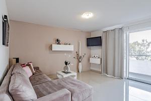 - un salon avec un canapé et une grande fenêtre dans l'établissement Seaside holiday house Prigradica, Korcula - 21988, à Blato