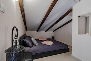 - une chambre mansardée dans l'établissement Seaside holiday house Prigradica, Korcula - 21988, à Blato