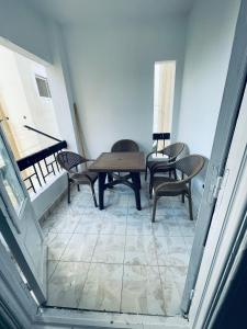 una stanza con tavolo, sedie e pianoforte di Chalets and apartments Al-Nawras Village Ismailia a Ismailia