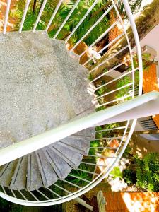 un escalier en colimaçon dans un bâtiment avec des plantes. dans l'établissement Jungle Addition, à Phnom Penh