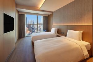 L7 HAEUNDAE by LOTTE客房内的一张或多张床位