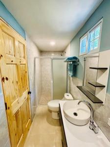 Tamanique的住宿－Hostal Camila’s，一间带卫生间和水槽的浴室