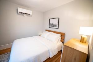 Ένα ή περισσότερα κρεβάτια σε δωμάτιο στο Apt in the heart of Main Street