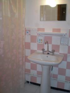 een badkamer met een wastafel en een spiegel bij Hotel Apolafsi in Volos