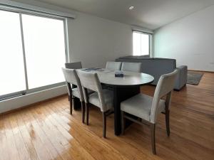 - une salle à manger avec une table et des chaises dans l'établissement La Casa del Agua Puebla, à Acatepec