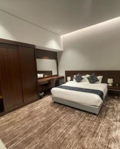 Habitación de hotel con cama y escritorio en REST IN 2, en Unaizah