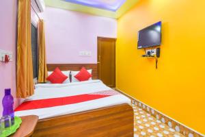 sypialnia z łóżkiem i telewizorem na ścianie w obiekcie Flagship Black Diamond Hotel and Restaurant Barasat w mieście Bārāsat