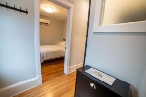 Ένα ή περισσότερα κρεβάτια σε δωμάτιο στο Apt in the heart of Main Street