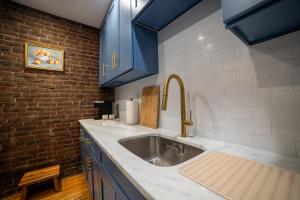Φωτογραφία από το άλμπουμ του Apt in the heart of Main Street σε Stroudsburg