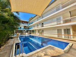 an image of a swimming pool in a building at Awa De Mar Hotel Tolu in Tolú