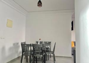 Bord de Mer: Appartement à 500m de la Plage & Surf في أغادير: غرفة طعام بها طاولة وكراسي