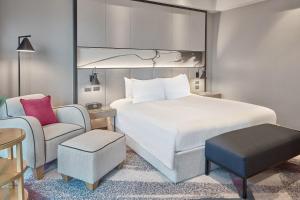 Postel nebo postele na pokoji v ubytování Crowne Plaza Manila Galleria by IHG