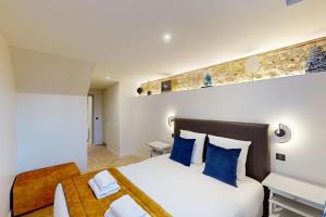 Postel nebo postele na pokoji v ubytování L'Escale du Vieux Port 4P - Closed Garage - Sauna - Air Conditioning