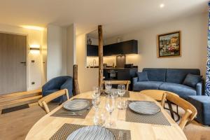 Posezení v ubytování L'Escale du Vieux Port 4P - Closed Garage - Sauna - Air Conditioning