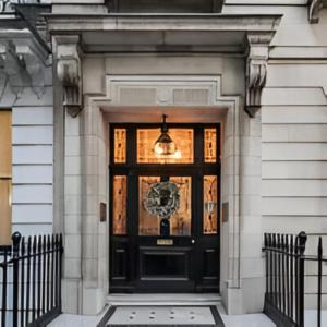 une porte d'entrée noire d'un bâtiment lumineux dans l'établissement Modern London Luxury 3Bedroom, 3Bathroom Retreat 6, à Londres