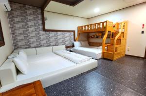 Postel nebo postele na pokoji v ubytování Kids & Family Hotel