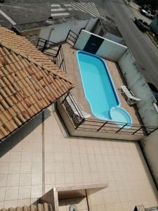 an overhead view of a swimming pool on a building at Vista da Orla de Itapoã - 1002 in Vila Velha