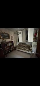 Un dormitorio con una cama grande y una lámpara de araña. en Villa indipendente, en Anzio