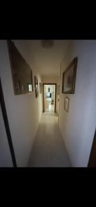 un pasillo con fotografías en las paredes de una habitación en Villa indipendente, en Anzio