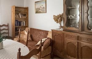 salon z kanapą i stołem w obiekcie Stunning Home In Trynisze Moszewo With Wifi w mieście Ciechanowiec