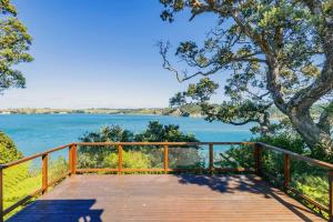 Gallery image of Own Beach Access holiday house in Auckland in Whangaparaoa