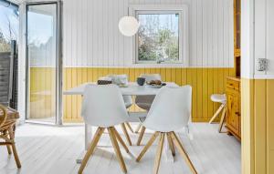 ein Esszimmer mit einem weißen Tisch und weißen Stühlen in der Unterkunft 2 Bedroom Beautiful Home In Tisvildeleje in Tisvildeleje