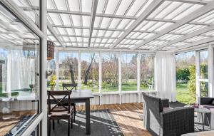 un porche cubierto con mesa y sillas en Amazing Home In Hjby With Wifi, en Højby