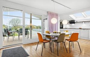 Una cocina y un comedor con mesa y sillas. en 3 Bedroom Amazing Home In Otterup, en Otterup